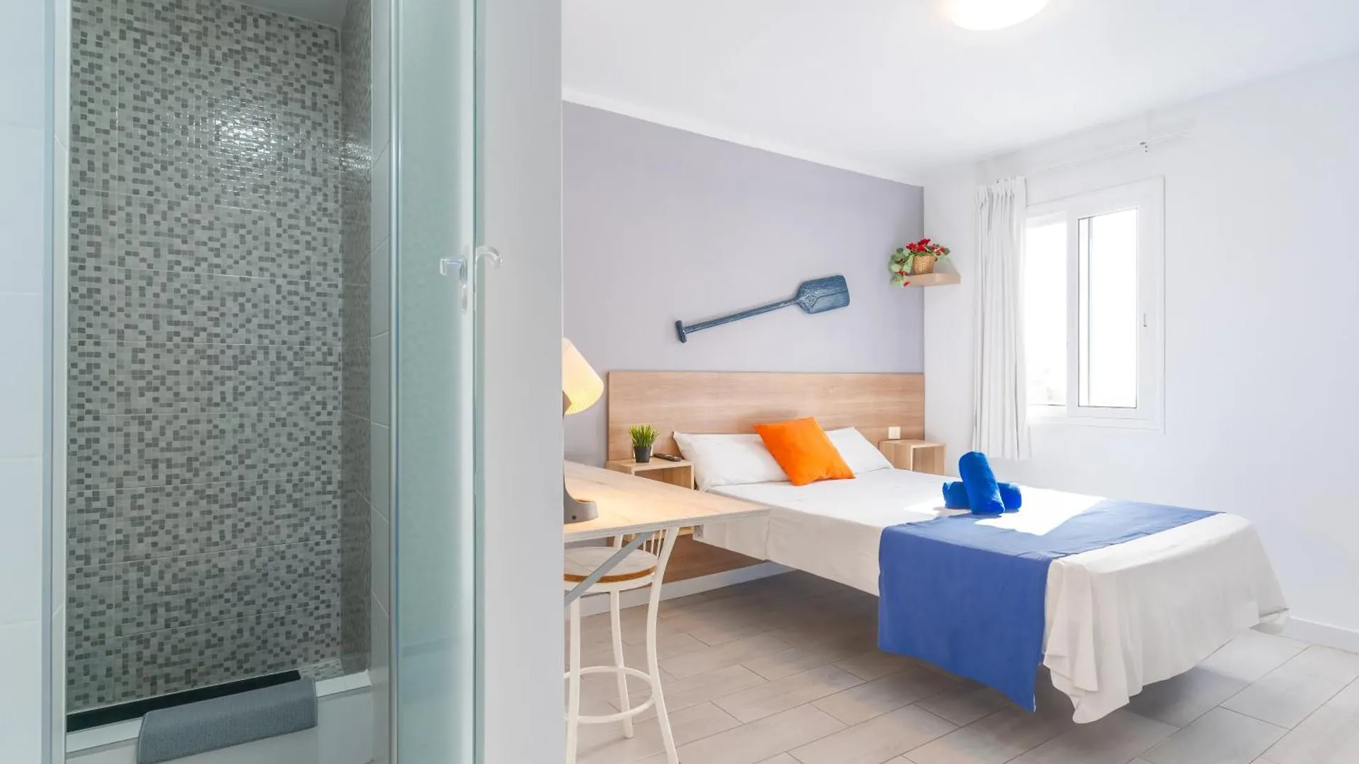 Hostel Neon Tenerife Guaza بيت ضيافة